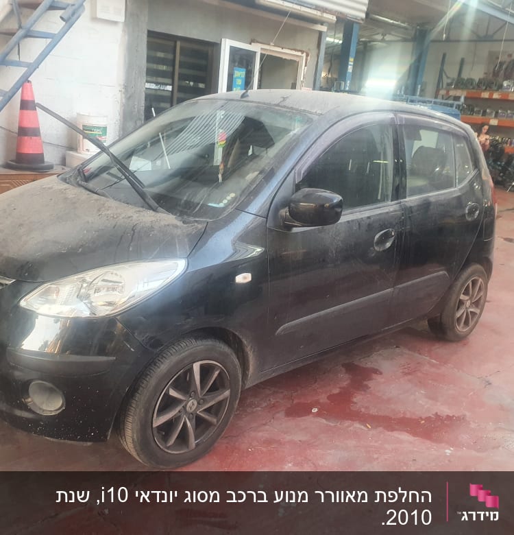 רכב שחור עם לכלוך במוסך, מגבים מורמים